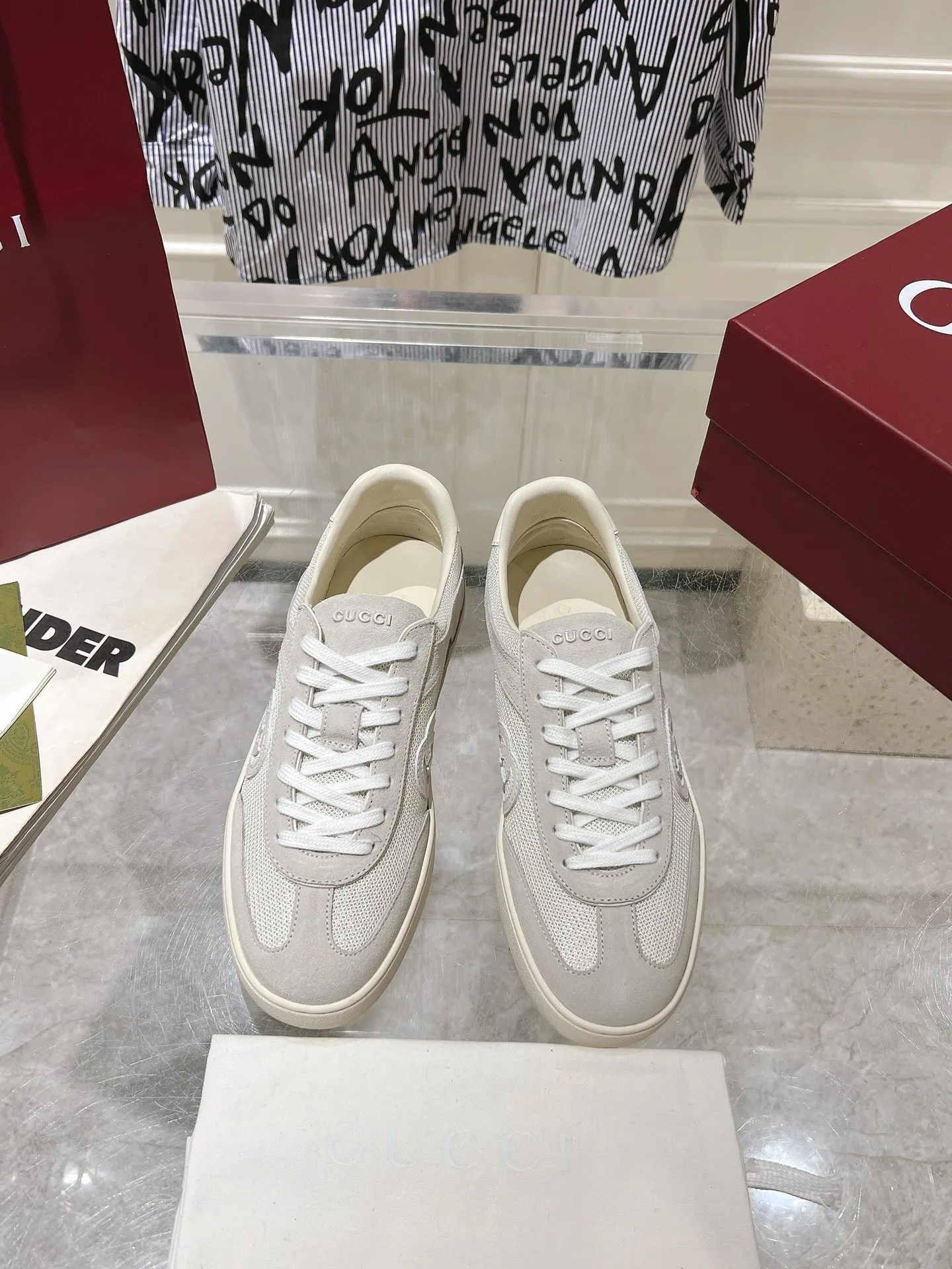 👟👟Ex-factory price 540👟👟Men's size +10 New upgraded version🔥Gucci 2024 new white shoes casual shoes hot recommendation, original TPU soles, original fabrics, original sheepskin lining sheepskin feet🔥Original cover craftsmanship is reproduced one to one! The pursuit of ultimate comfort! 🔥🔥 [Love] Fabric: Imported cow suede + mesh [Love] Packing: Counter-matched red shoe box ➕ Aviation airplane box [Love] Code number: 35-45